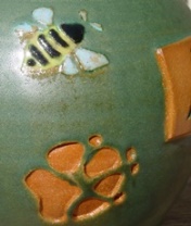 bee and paw pet urn details